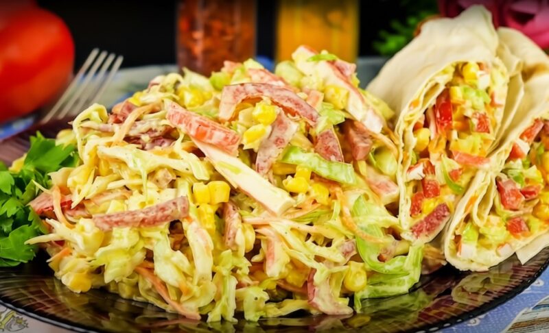 Быстрый праздничный салат без майонеза. Закуска с крабовыми палочками за 5 минут - доступный рецепт!