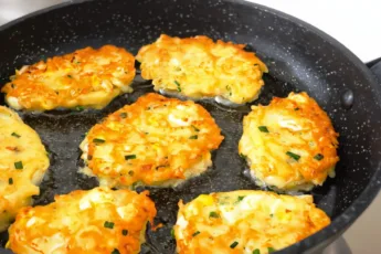 Обжаривание оладий с капустой на сковороде с маслом