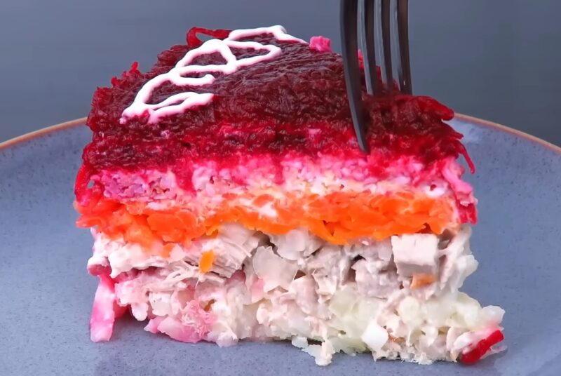 "Мясная шуба" - яркий праздничный салат на Новый Год 2026! Проверенный рецепт, который точно понравится вашим гостям