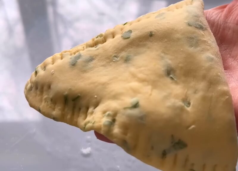 Пирожки, которые съедаются быстрее, чем готовятся: картофельное тесто и начинка, от которой невозможно оторваться