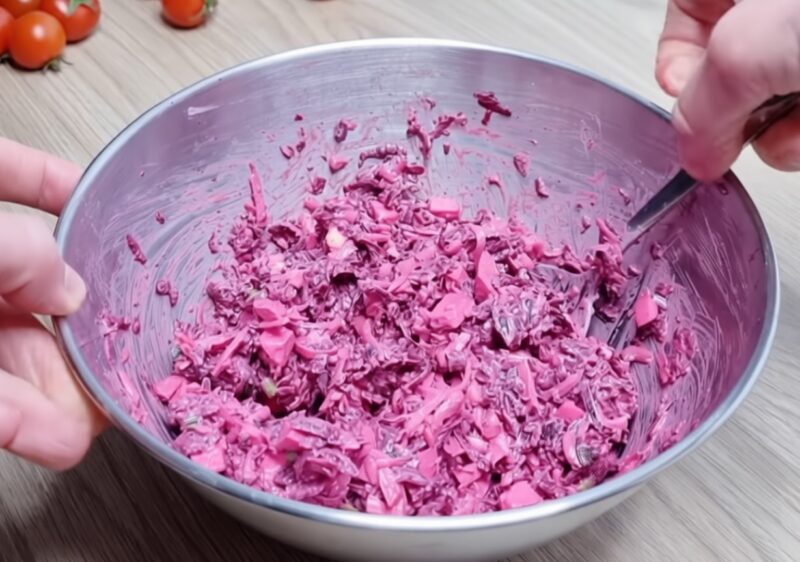 Съедят за минуту: 2 необычных салата из свеклы, которые сделают ваш праздник ярким. Просто и вкусно!