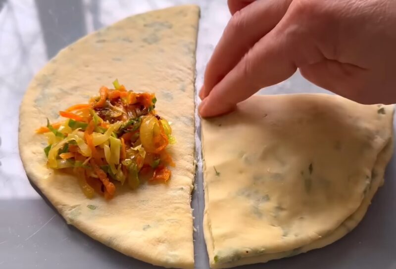 Пирожки, которые съедаются быстрее, чем готовятся: картофельное тесто и начинка, от которой невозможно оторваться