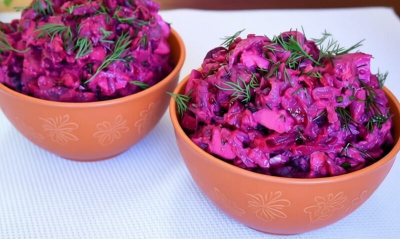 Идеальный салат для занятых: простое сочетание свеклы и солёных огурцов, которое вас удивит своей сытностью и вкусом