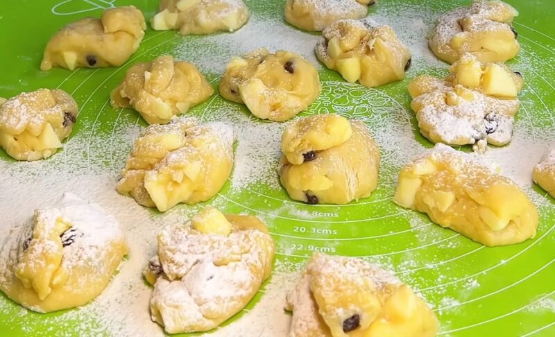 Быстрое яблочное печенье к чаю на завтрак. Готовится не сложно из самых доступных продуктов!