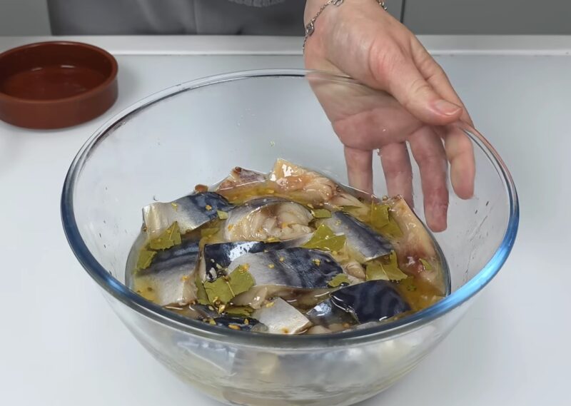 Малосольная скумбрия в домашних условиях: нежная, словно лосось. Маринад готов за 5 минут!