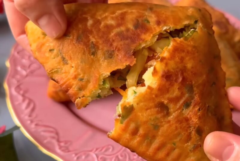 Пирожки, которые съедаются быстрее, чем готовятся: картофельное тесто и начинка, от которой невозможно оторваться