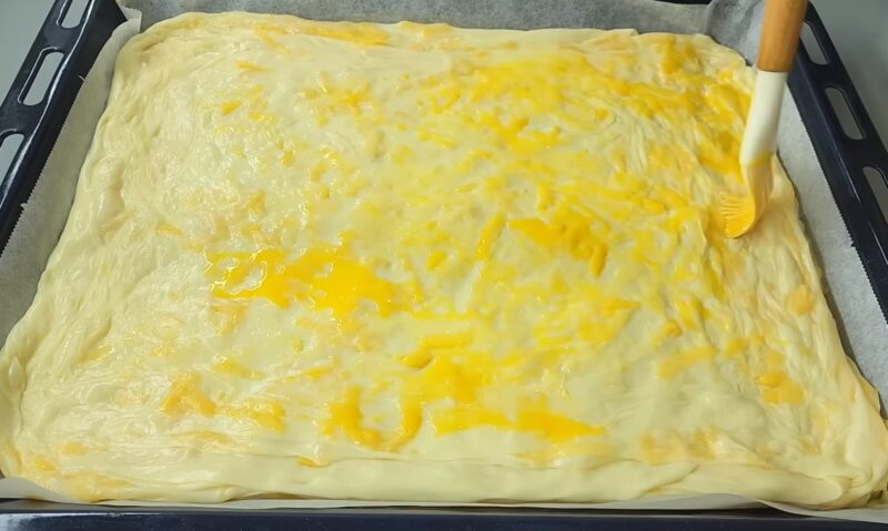 Секрет идеальной выпечки от бабушки: просто добавьте кипяток в муку для невероятно вкусного слоеного пирога!