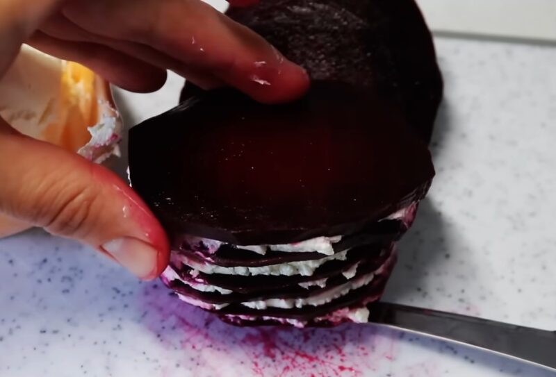 Настоящий ресторанный шедевр! Новогодний свекольный салат с зеленью и сыром: рецепт - украшение