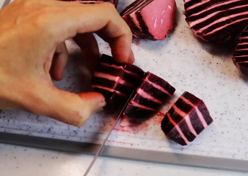 Настоящий ресторанный шедевр! Новогодний свекольный салат с зеленью и сыром: рецепт - украшение