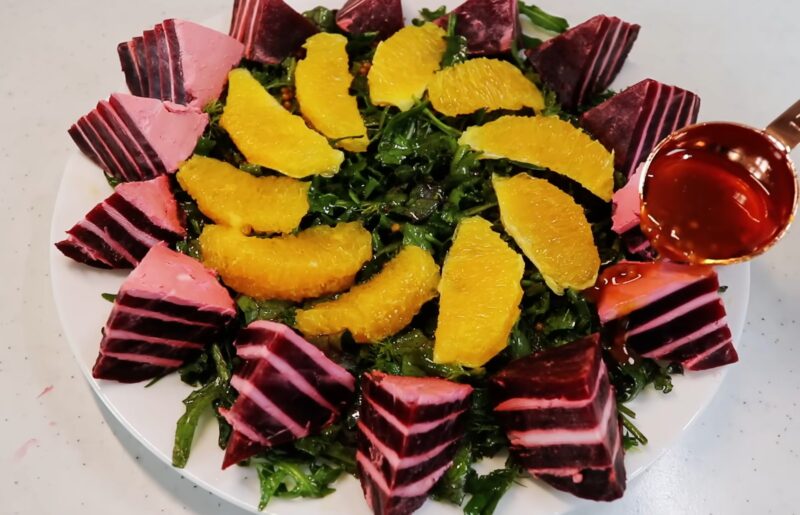 Настоящий ресторанный шедевр! Новогодний свекольный салат с зеленью и сыром: рецепт - украшение