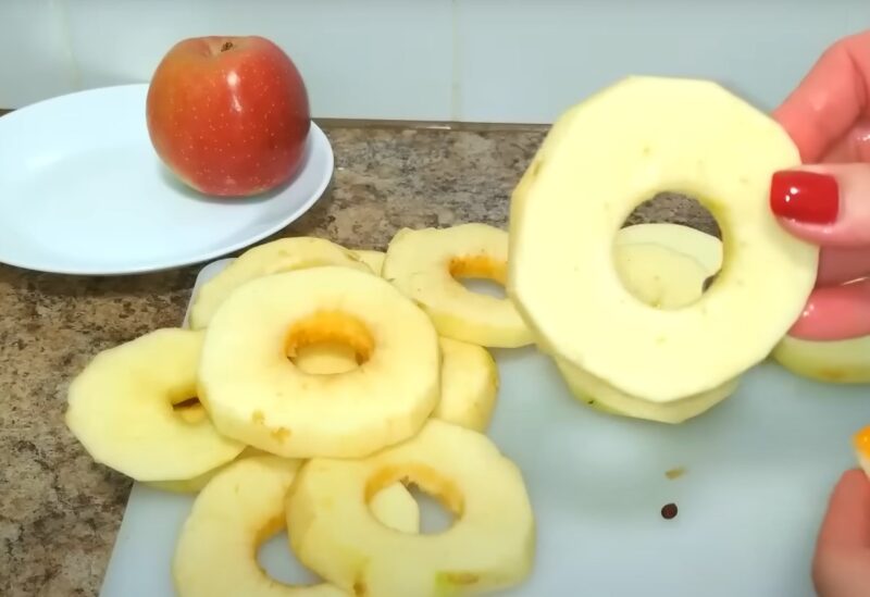 Яблоки в сладком кляре: вкуснятина за 15 минут! Простой и быстрый рецепт выпечки