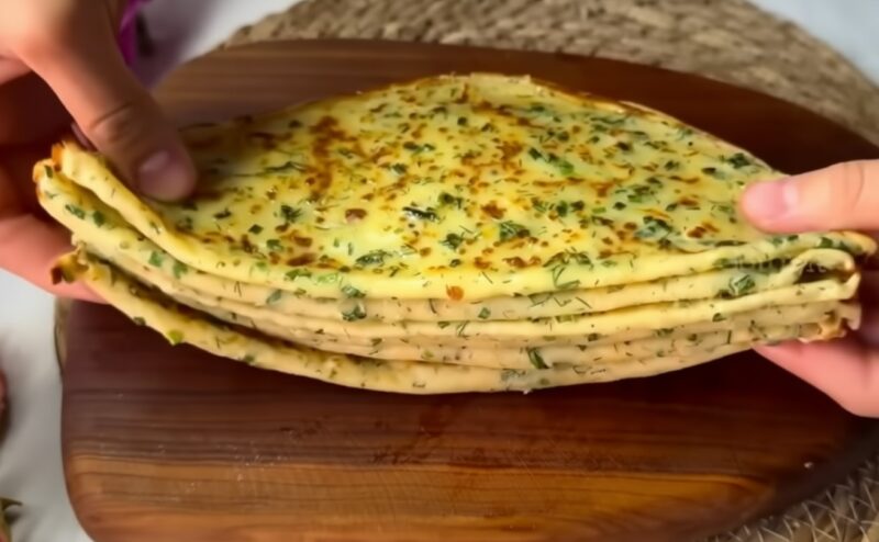 Готовлю раз в неделю — едим 7 дней: волшебные лепёшки без раскатки, которые тают во рту!