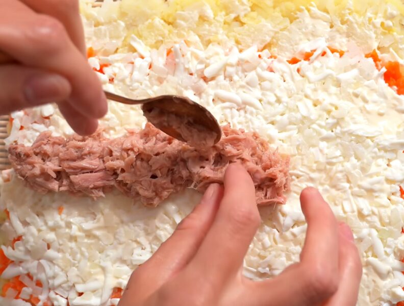 Забудьте о салатниках! Готовим Новогоднюю «Мимозу» в виде изысканного рулета – это проще, чем вы думаете