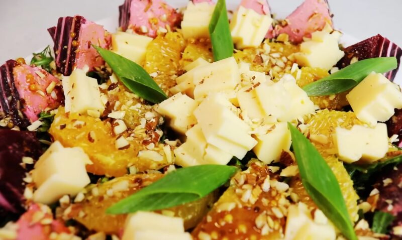 Настоящий ресторанный шедевр! Новогодний свекольный салат с зеленью и сыром: рецепт - украшение