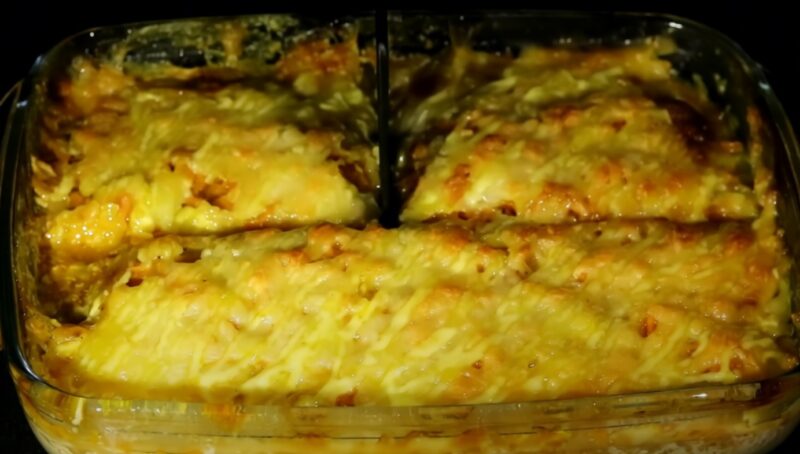 Все просто: залили соусом, поставили в духовку. Рыба по-французски — быстро и очень вкусно!