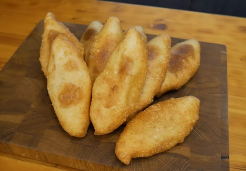 Румяные золотистые пирожки с капустой. Тот самый рецепт, как у бабушки – вся фишка в тесте!