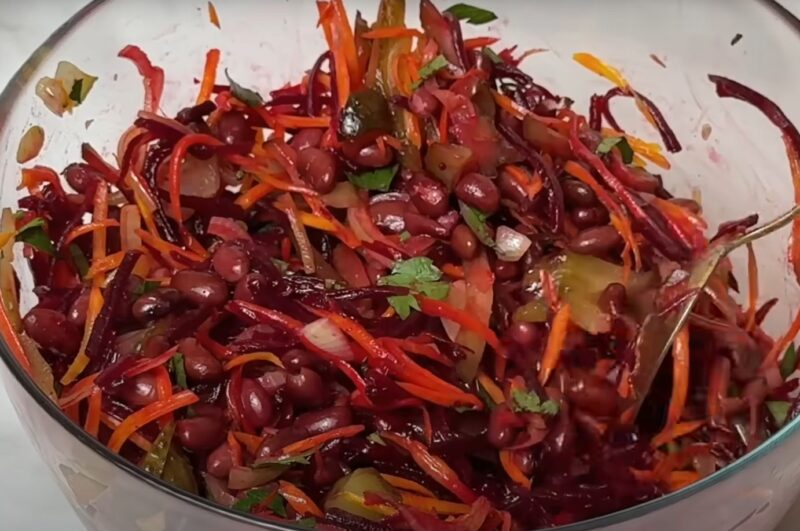 Всего 4 ингредиента и 10 минут: готовим салат, который станет вашей палочкой-выручалочкой на все случаи жизни