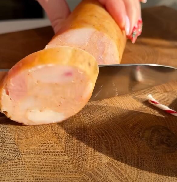 Вкуснее магазинной и без лишних калорий: домашняя колбаса, которая станет вашим лучшим другом на диете
