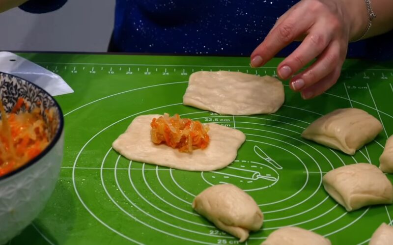 Духовка вместо сковородки: рецепт, который превратит ваши пирожки с капустой в шедевр с хрустящей корочкой