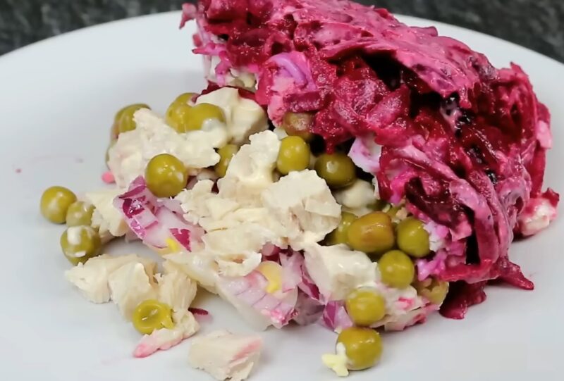 Нежный, сытный, с идеальным балансом: салат, который изменит ваше представление о праздничных закусках