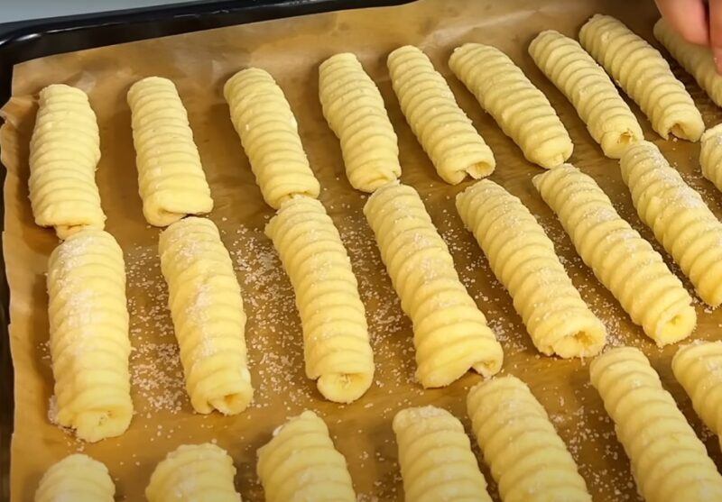 Гора нежности к вашему чаю: рецепт творожных трубочек, которые тают во рту и готовятся на скорую руку!