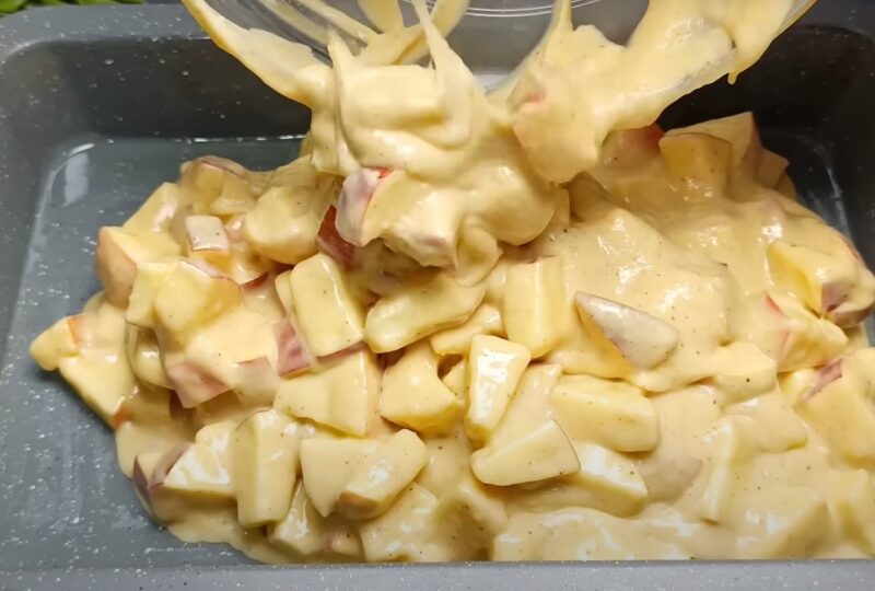 Секрет бабушкиного пирога: больше яблок, меньше теста — и результат, от которого все в восторге!