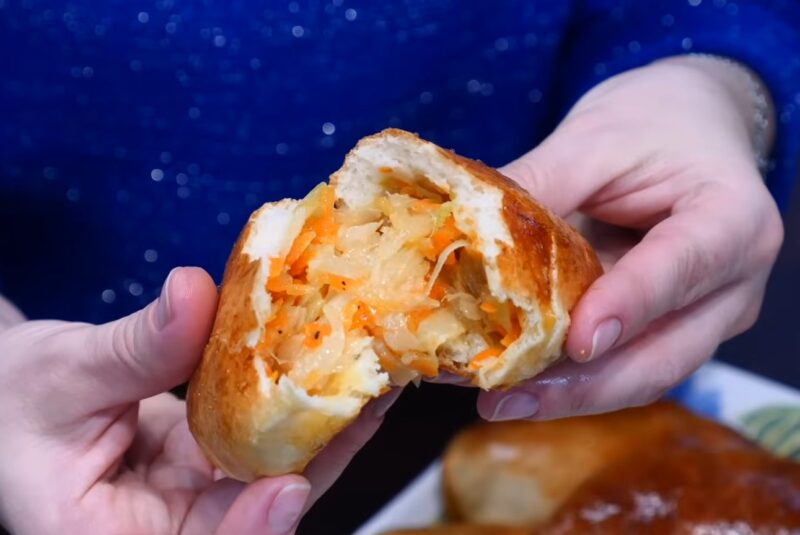 Духовка вместо сковородки: рецепт, который превратит ваши пирожки с капустой в шедевр с хрустящей корочкой