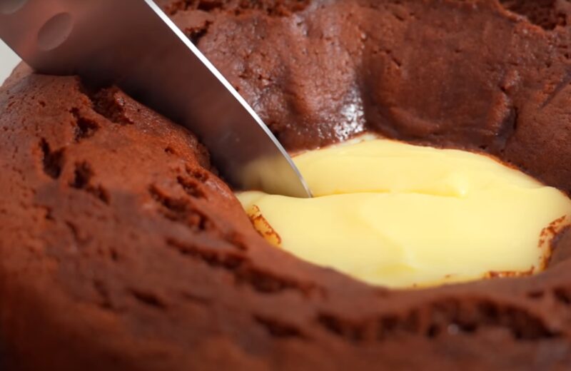 Выпекайте пирог с кремом прямо в духовке — секрет шоколадного «Вулкана»!