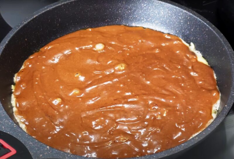 Духовка не понадобится! Пирог на сковороде за 15 минут: невероятно сочный и ароматный десерт