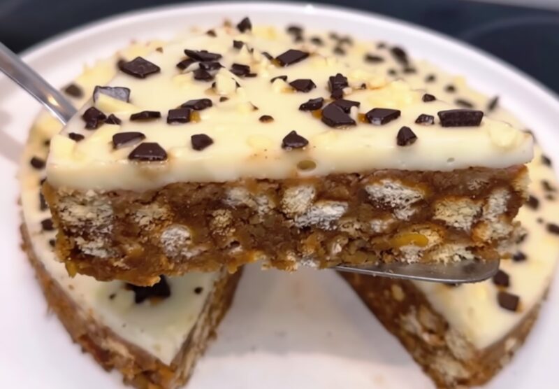 Самый неожиданный рецепт пирога: яблочная классика, которую готовят без духовки, муки и яиц