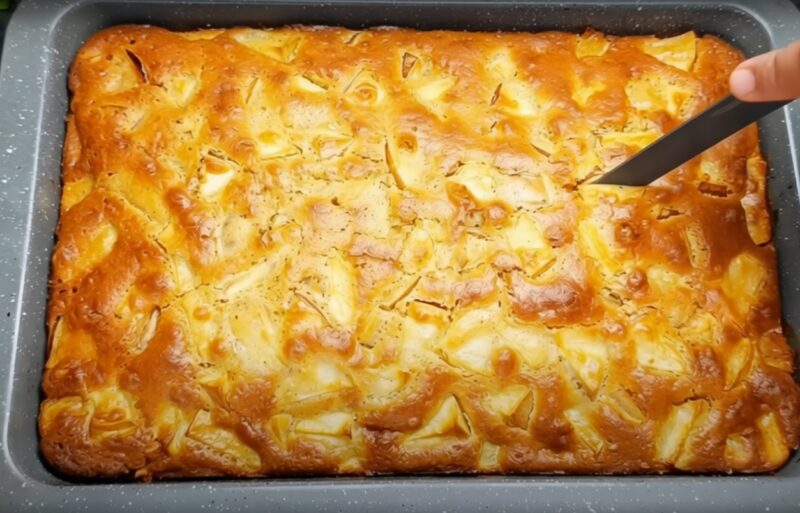 Секрет бабушкиного пирога: больше яблок, меньше теста — и результат, от которого все в восторге!