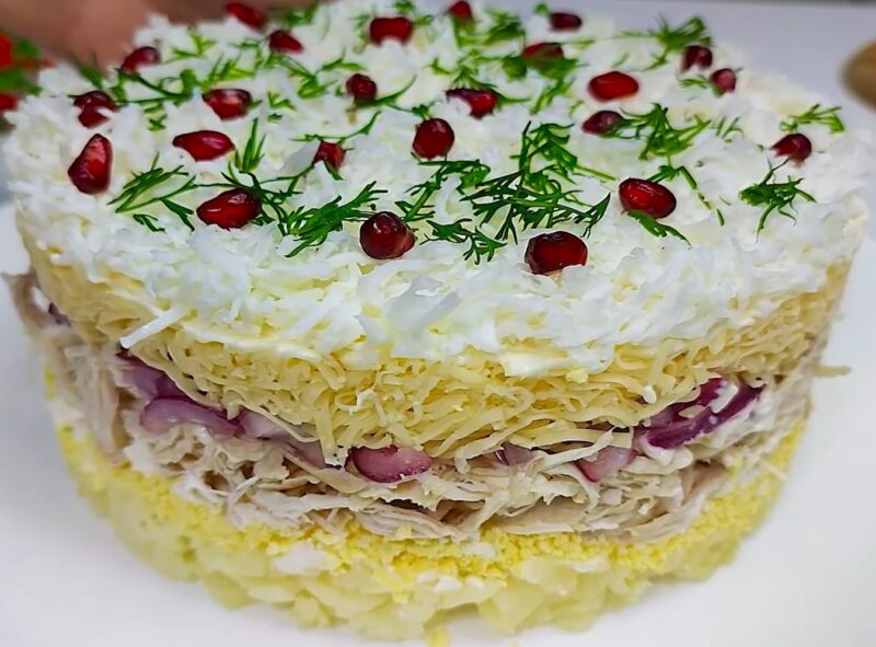 Идеально для любых праздников: сытный, нежный и очень красивый слоёный салат