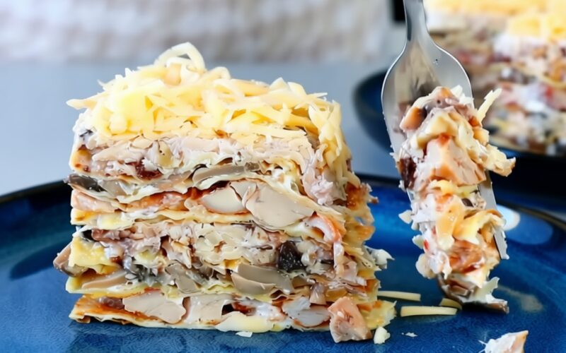 Новогодний шедевр из недорогих продуктов. Сочный и нежный закусочный торт!