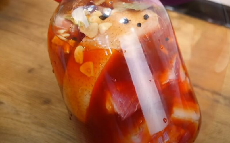 Отличная закуска на каждый день или праздник: ароматная грудинка в маринаде, которая покорит любого мужчину