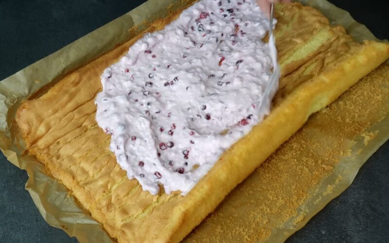 Рулет "Ягодка" - семья просит готовить каждую неделю. Получается идеальным абсолютно у всех, даже у тех, кто печет его в первый раз!