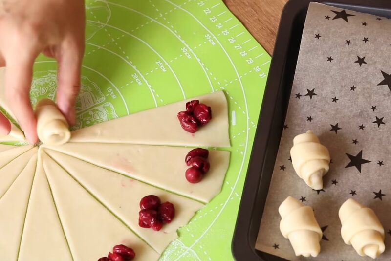 Молдавские рогалики с вишней на жиру: раскрываю секрет выпечки, которая тает во рту и сводит с ума своим ароматом!