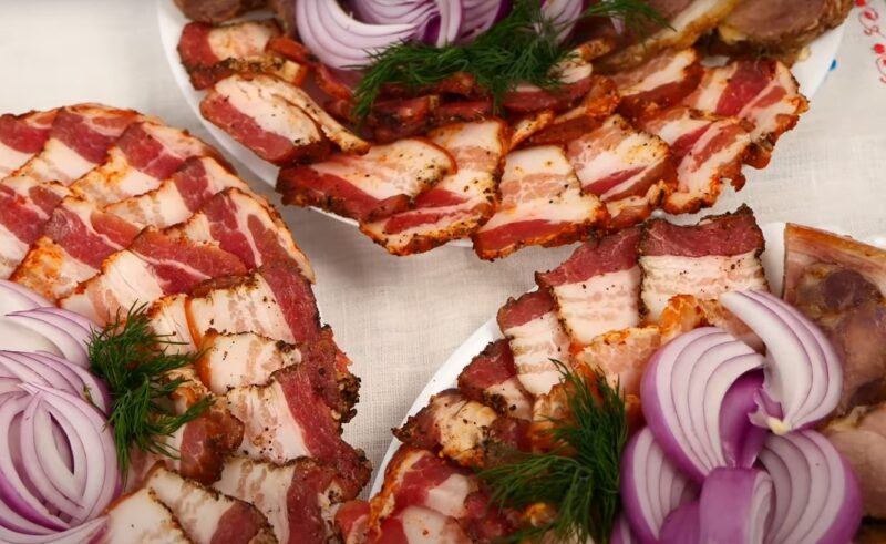 Отличная закуска на каждый день или праздник: ароматная грудинка в маринаде, которая покорит любого мужчину