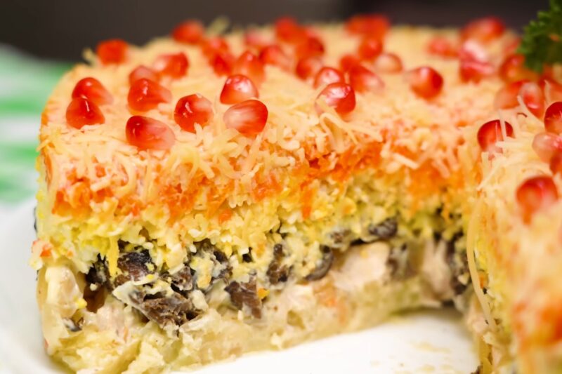 Секрет салата «Татьяна»: простая комбинация продуктов, которая дает невероятный вкус. Удивите своих близких!