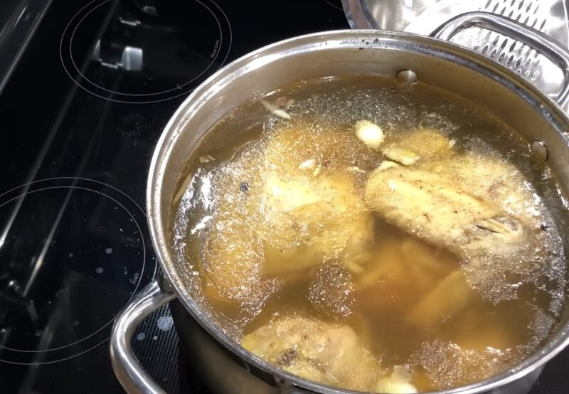 Забудьте о традиционном: секретный рецепт куриного заливного, которое покорит вашу семью в один миг