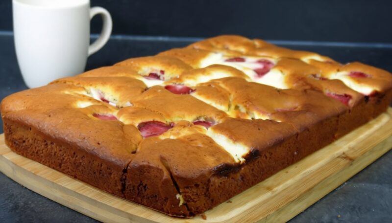 Пеку этот пирог круглый год: рецепт со сметанной заливкой, который идеален даже с замороженными ягодами