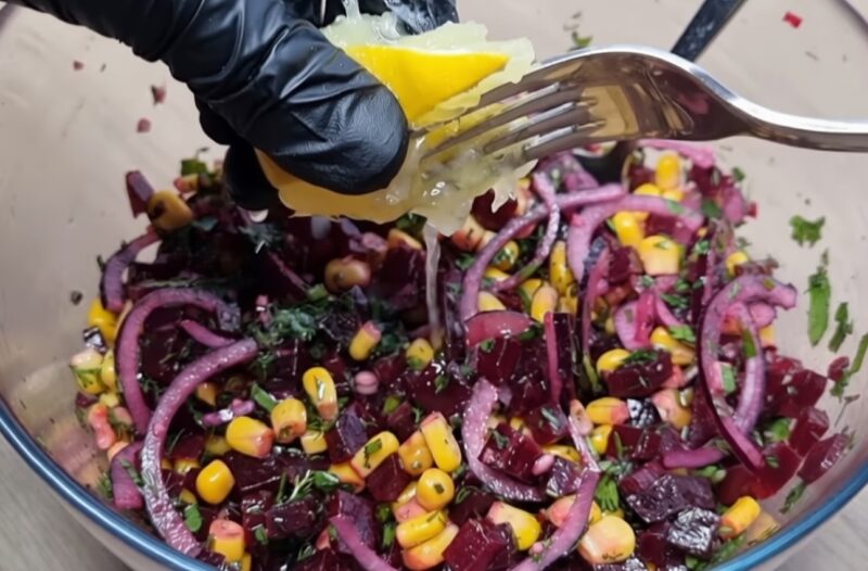 Съедят за минуту: 2 необычных салата из свеклы, которые сделают ваш праздник ярким. Просто и вкусно!