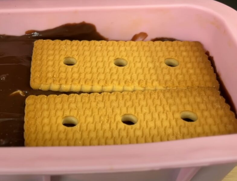 Ни духовки, ни яиц, ни муки! Возьмите 2 стакана молока и какао: секрет невероятно нежного десерта!