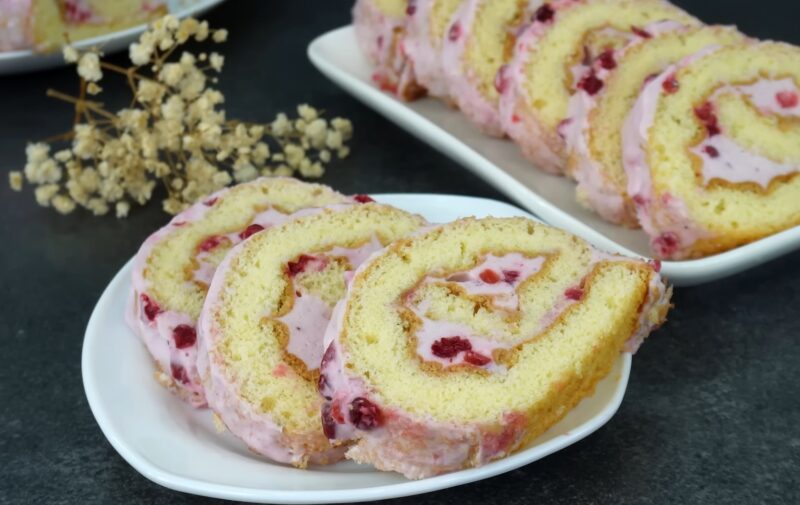 Рулет "Ягодка" - семья просит готовить каждую неделю. Получается идеальным абсолютно у всех, даже у тех, кто печет его в первый раз!