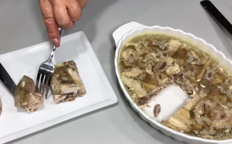 Забудьте о традиционном: секретный рецепт куриного заливного, которое покорит вашу семью в один миг