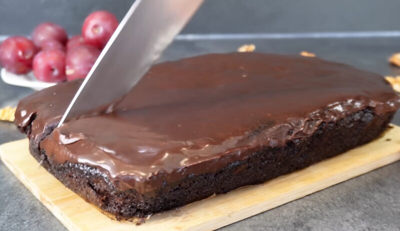 Волшебство в духовке: как простой пирог в процессе выпечки сам превращается в роскошный торт