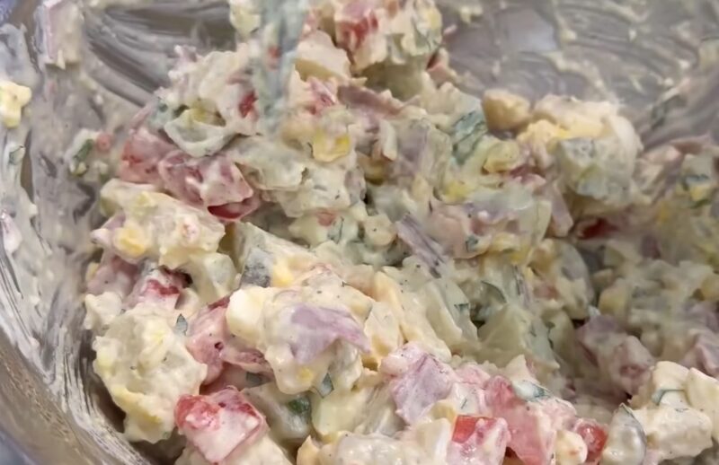 Картофельный салат, который просится на праздничный стол: уникальная заправка удивит и восхитит всех!