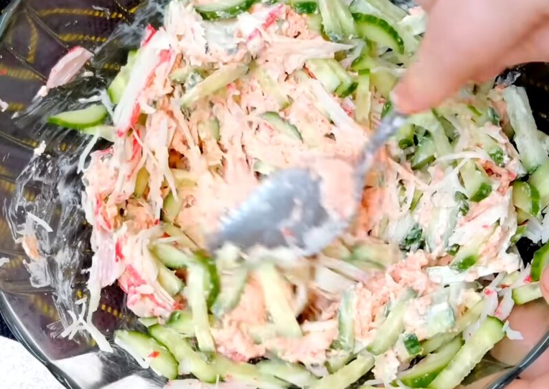 Гости спросят рецепт: удивительная закуска из крабовых палочек с огурцом — изящно, вкусно и невероятно просто