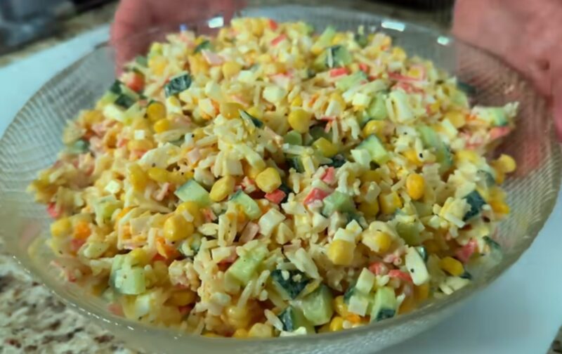 Хит на все времена! Классический крабовый салат на Новый год 2026 - советы и секреты