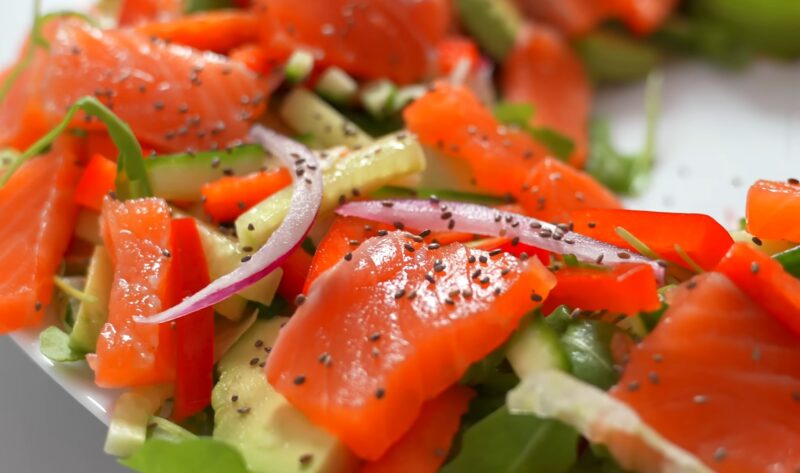 Все гости будут просить рецепт и добавки: фирменный салат с лососем для Рождества и Нового года