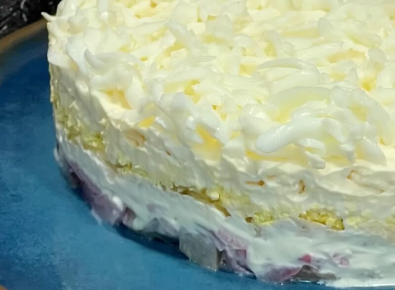 Салат «Селедка в сугробе» — нежный, слоёный, праздничный.  Готовится просто, выглядит нарядно!